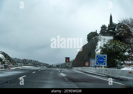 La Perthus: Auf der Autobahn AP7/E15 zwischen Spanien und Frankreich, Januar 2021. Als diese Fotos gemacht wurden, ein riesiger Bau von Tausenden von schweren gut Stockfoto