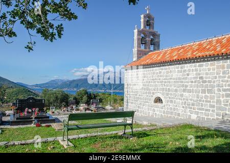 Kirche St. Ivan mit Blick auf Kotor Bay, Montenegro, von Flavia Brilli Stockfoto