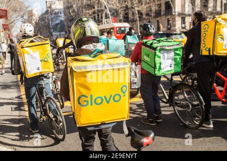 Barcelona, Katalonien, Spanien. Februar 2021, 4th. Glovo und Uber essen Liefermänner in Demonstration gesehen.Hunderte von Lieferern von verschiedenen Home-Delivery-Plattformen wie Deliveroo, Uber Eats, Glovo, Stuart und auch von Amazon oder Seur haben Barcelona huping ihre Autos, Motorräder und Fahrräder an diesem Donnerstag, 4. Februar, sowie verschiedene Städte in ganz Spanien, getourt. In einer Demonstration gegen die Verabschiedung des neuen Rider-Gesetzes, das darauf abzielt, die Situation dieser Arbeiter zu regulieren und die Figur der falschen Selbstständigen verschwinden zu lassen. Stockfoto