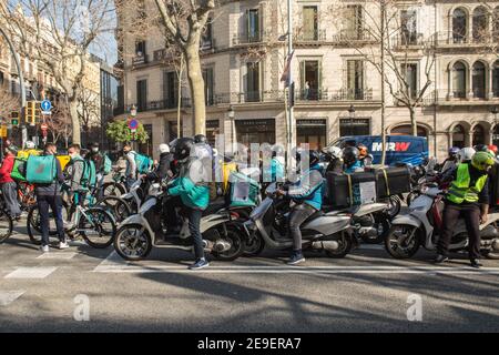 Barcelona, Katalonien, Spanien. Februar 2021, 4th. Hunderte von Lieferern von verschiedenen Plattformen wie Deliveroo, Uber Eats, Glovo, Stuart und auch von Amazon oder Seur haben Barcelona getourt und hupten ihre Autos, Motorräder und Fahrräder an diesem Donnerstag, den 4. Februar, sowie verschiedene Städte in ganz Spanien, In einer Demonstration gegen die Verabschiedung des neuen Rider-Gesetzes, das darauf abzielt, die Situation dieser Arbeiter zu regulieren und die Figur der falschen Selbstständigen verschwinden zu lassen. Stockfoto