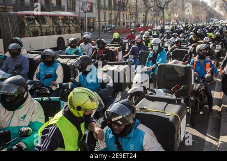 Barcelona, Katalonien, Spanien. Februar 2021, 4th. Hunderte von Lieferern von verschiedenen Plattformen wie Deliveroo, Uber Eats, Glovo, Stuart und auch von Amazon oder Seur haben Barcelona getourt und hupten ihre Autos, Motorräder und Fahrräder an diesem Donnerstag, den 4. Februar, sowie verschiedene Städte in ganz Spanien, In einer Demonstration gegen die Verabschiedung des neuen Rider-Gesetzes, das darauf abzielt, die Situation dieser Arbeiter zu regulieren und die Figur der falschen Selbstständigen verschwinden zu lassen. Stockfoto