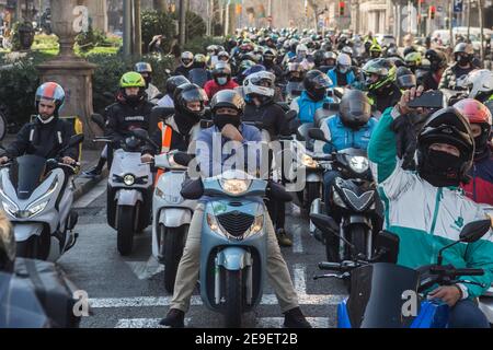 Barcelona, Katalonien, Spanien. Februar 2021, 4th. Hunderte von Lieferern von verschiedenen Plattformen wie Deliveroo, Uber Eats, Glovo, Stuart und auch von Amazon oder Seur haben Barcelona getourt und hupten ihre Autos, Motorräder und Fahrräder an diesem Donnerstag, den 4. Februar, sowie verschiedene Städte in ganz Spanien, In einer Demonstration gegen die Verabschiedung des neuen Rider-Gesetzes, das darauf abzielt, die Situation dieser Arbeiter zu regulieren und die Figur der falschen Selbstständigen verschwinden zu lassen. Stockfoto