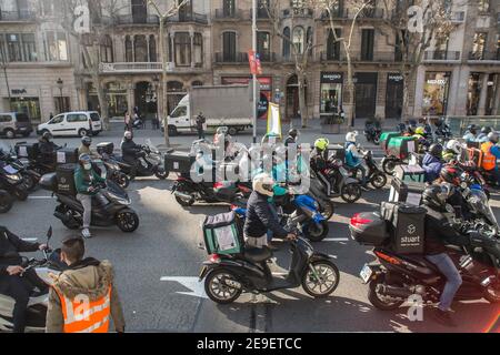 Barcelona, Katalonien, Spanien. Februar 2021, 4th. Hunderte von Lieferern von verschiedenen Plattformen wie Deliveroo, Uber Eats, Glovo, Stuart und auch von Amazon oder Seur haben Barcelona getourt und hupten ihre Autos, Motorräder und Fahrräder an diesem Donnerstag, den 4. Februar, sowie verschiedene Städte in ganz Spanien, In einer Demonstration gegen die Verabschiedung des neuen Rider-Gesetzes, das darauf abzielt, die Situation dieser Arbeiter zu regulieren und die Figur der falschen Selbstständigen verschwinden zu lassen. Stockfoto