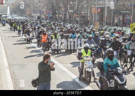 Barcelona, Katalonien, Spanien. Februar 2021, 4th. Hunderte von Lieferern von verschiedenen Plattformen wie Deliveroo, Uber Eats, Glovo, Stuart und auch von Amazon oder Seur haben Barcelona getourt und hupten ihre Autos, Motorräder und Fahrräder an diesem Donnerstag, den 4. Februar, sowie verschiedene Städte in ganz Spanien, In einer Demonstration gegen die Verabschiedung des neuen Rider-Gesetzes, das darauf abzielt, die Situation dieser Arbeiter zu regulieren und die Figur der falschen Selbstständigen verschwinden zu lassen. Stockfoto