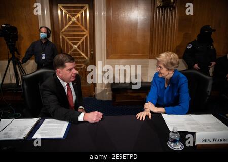 Die Nominierung des Arbeitssekretärs Marty Walsh spricht mit der Senatorin der Vereinigten Staaten Elizabeth Warren (Demokrat von Massachusetts) am Donnerstag, den 4. Februar 2021, auf dem Capitol Hill vor einer Anhörung zur Nominierung des Senats für Gesundheit, Bildung, Arbeit und Altersversorgung.Quelle: Graeme Jennings/Pool via CNP Stockfoto