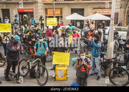 Barcelona, Katalonien, Spanien. Februar 2021, 4th. Vor dem Gebäude der sozialen Sicherheit in Barcelona werden die Lieferer in einer Demonstration gesehen.Hunderte von Lieferern verschiedener Plattformen wie Deliveroo, Uber Eats, Glovo, Stuart und auch von Amazon oder Seur haben Barcelona an diesem Donnerstag, dem 4. Februar, mit ihren Autos, Motorrädern und Fahrrädern besucht. Sowie verschiedene Städte in ganz Spanien, in einer Demonstration gegen die Genehmigung des neuen Rider Gesetz, das die Situation dieser Arbeitnehmer zu regulieren und machen die Figur der falschen Selbständigen verschwinden soll. Stockfoto