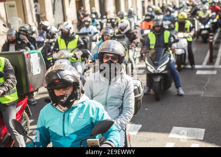 Barcelona, Katalonien, Spanien. Februar 2021, 4th. Hunderte von Lieferern von verschiedenen Plattformen wie Deliveroo, Uber Eats, Glovo, Stuart und auch von Amazon oder Seur haben Barcelona getourt und hupten ihre Autos, Motorräder und Fahrräder an diesem Donnerstag, den 4. Februar, sowie verschiedene Städte in ganz Spanien, In einer Demonstration gegen die Verabschiedung des neuen Rider-Gesetzes, das darauf abzielt, die Situation dieser Arbeiter zu regulieren und die Figur der falschen Selbstständigen verschwinden zu lassen. Stockfoto