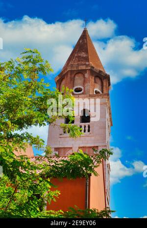 Glockenturm der Kathedrale von Zadar St. Anastasia, Altstadt, Zadar, dalmatinische Küste. Adria, Croaarchitetia Stockfoto