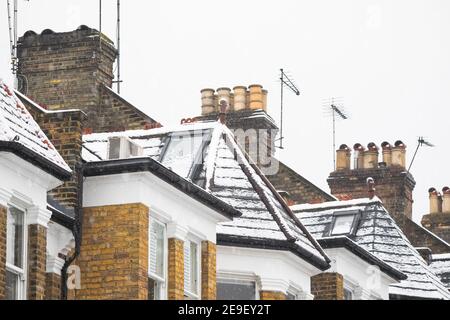 Dächer von Reihenhäusern bedeckt mit Schnee rund um Crouch End Bereich in Nord-London, da die Hauptstadt erlebt eine seltene Abdeckung von Schnee Stockfoto