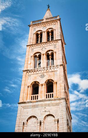 Glockenturm der Kathedrale von Zadar St. Anastasia, Altstadt, Zadar, dalmatinische Küste. Adria, Croaarchitetia Stockfoto