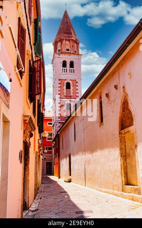 Glockenturm der Kathedrale von Zadar St. Anastasia, Altstadt, Zadar, dalmatinische Küste. Adria, Croaarchitetia Stockfoto