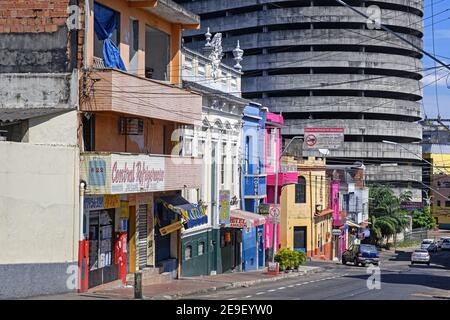 Straße mit bunten Kolonialhäusern zwischen neu gebauten Wohnungen und Büros in der Innenstadt von Hauptstadt Manaus, Amazonas, Brasilien Stockfoto