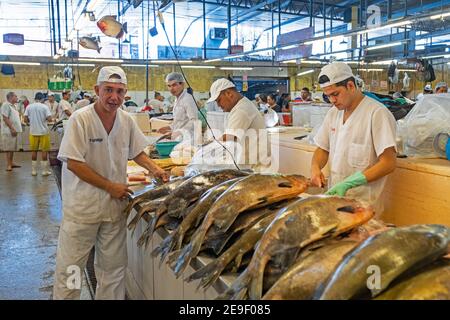 Fischhändler putzen Fische auf dem überdachten Fischmarkt in der Hauptstadt Manaus, Amazonas Staat, Brasilien Stockfoto