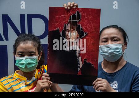 Demonstranten mit Gesichtsmasken halten während der Demonstration ein Porträt von Aung San Suu Kyi.Myanmar Bürger in Thailand protestieren vor der Botschaft von Myanmar gegen den Militärputsch in Myanmar. Stockfoto