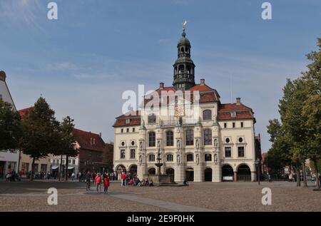 Lüneburg, Deutschland - Sept. 3. 2020: Das Lüneburger Rathaus, errichtet 1230, und der große Stadtplatz Ochsenmarkt. Norddeutschland, Europa. Stockfoto