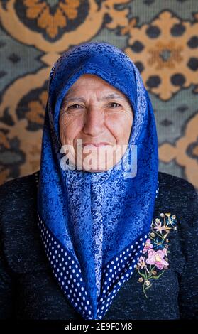 Nahaufnahme der türkischen Frau mit blauem Kopftuch in Kappadokien, Provinz Nevşehir in Zentralanatolien, Türkei Stockfoto