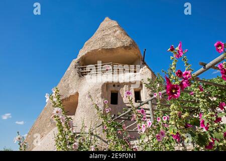 Home / Wohnen in weichem Gestein vulkanischer Ablagerungen in der Nähe von Göreme in Kappadokien, Provinz Nevşehir in Zentralanatolien, Türkei Stockfoto