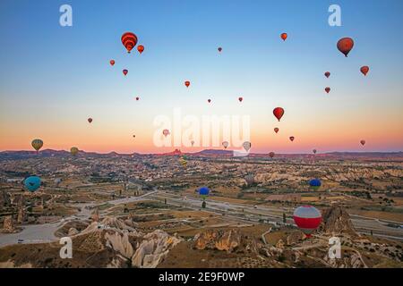 Heißluftballons fliegen bei Sonnenaufgang über Kappadokien, Provinz Nevşehir in Zentralanatolien, Türkei Stockfoto