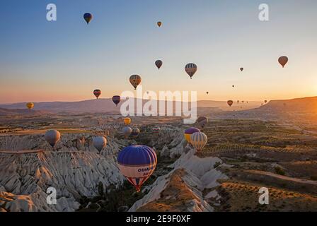 Heißluftballons fliegen bei Sonnenaufgang über Kappadokien, Provinz Nevşehir in Zentralanatolien, Türkei Stockfoto
