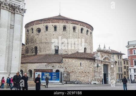 Alte mittelalterliche Kathedrale auf der Piazza Duomo Stockfoto