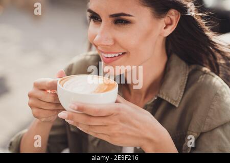 Foto-Porträt von wunderschönen liebenswert Mädchen trinken heißen Kaffee draußen Im Restaurant Stockfoto