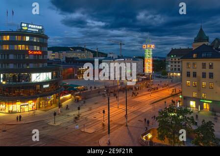Oslo, Norwegen - 10. August 2016: Blick auf den Hauptbahnhof und den Jernbanetorget Platz in der Abenddämmerung. Dieser Bahnhof ist der Hauptbahnhof in Oslo Stockfoto