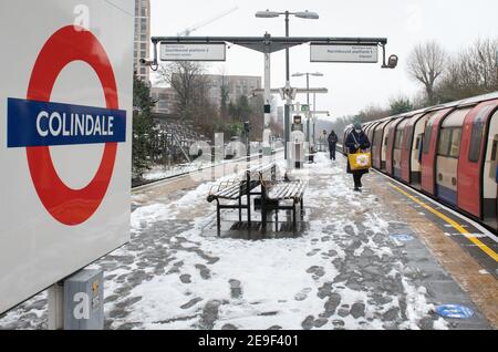 London Schnee. Colindale Station, Northern Line. Januar 24, 2021. NB KEINE EINWILLIGUNGSFORMULARE FÜR PERSONEN IN FOTOS Stockfoto