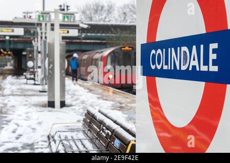 London Schnee. Colindale Station, Northern Line. Januar 24, 2021. Stockfoto