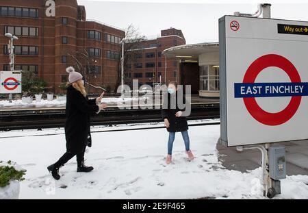 London Schnee. East Finchley Station, Northern Line. Januar 24, 2021. NB KEINE EINWILLIGUNGSFORMULARE FÜR PERSONEN IN FOTOS. MÜNDLICHE ZUSTIMMUNG ERTEILT. Stockfoto