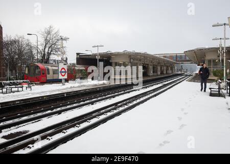 London Schnee. East Finchley Station, Northern Line. Januar 24, 2021. NB KEINE EINWILLIGUNGSFORMULARE FÜR PERSONEN IN FOTOS Stockfoto