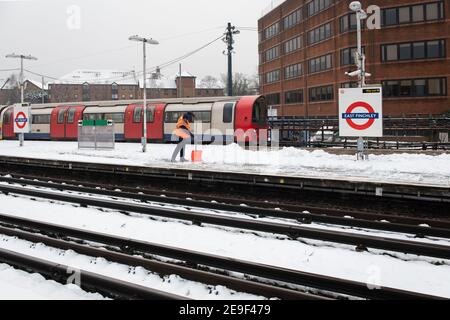 London Schnee. East Finchley Station, Northern Line. Januar 24, 2021. NB KEINE EINWILLIGUNGSFORMULARE FÜR PERSONEN IN FOTOS Stockfoto