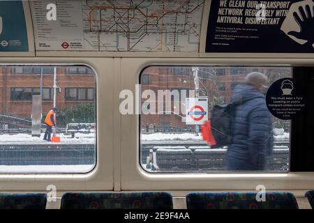 London Schnee. East Finchley Station, Northern Line. Januar 24, 2021. NB KEINE EINWILLIGUNGSFORMULARE FÜR PERSONEN IN FOTOS Stockfoto