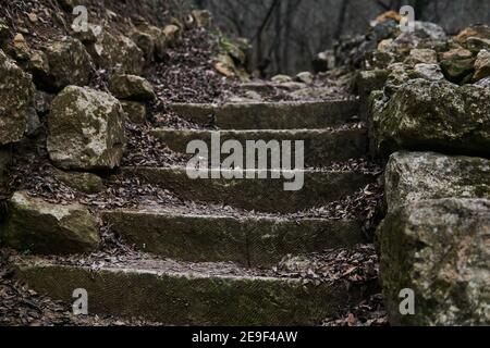 Antike Treppe aus Naturstein in einem düsteren Herbst Landschaft im Freien aus der Nähe Stockfoto