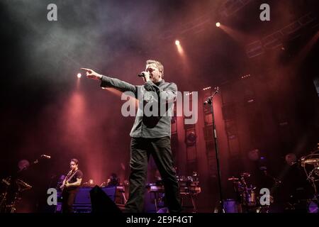 Guy Garvey von Elbow tritt am 16. April 2014 live auf der Bühne der O2 Arena in London auf Stockfoto