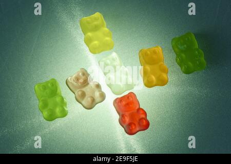 Nahaufnahme von gemischter Gelee Marmelade auf einem hellen Blau Oberfläche Stockfoto