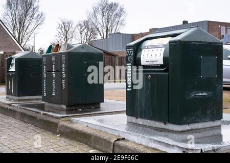 Unterirdische Abfallbehälter für Textilien, Glas und Papier auf einem Parkplatz bei einem Supermarkt. Getrennte und sortierte Abfälle werden recycelt Stockfoto