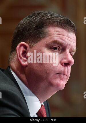 Marty Walsh bezeugt vor dem Senatsausschuss für Gesundheit, Bildung, Arbeit und Renten seine Ernennung zum nächsten Labour-Sekretär im Dirksen Senate Office Building auf dem Capitol Hill in Washington, DC am 4. Februar 2021. Poolfoto von Mandel Ngan/UPI Stockfoto