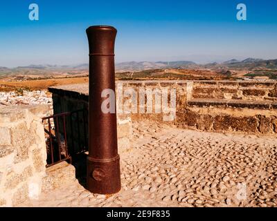 Alte Kanone. La Mota Festung, islamischen Ursprungs, auf dem Hügel mit dem gleichen Namen. Alcalá la Real, Jaén, Andalucía, Spanien, Europa Stockfoto