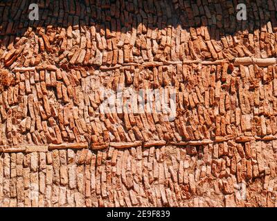 Ursprüngliches islamisches Pflaster. La Mota Festung, islamischen Ursprungs, auf dem Hügel mit dem gleichen Namen. Alcalá la Real, Jaén, Andalucía, Spanien, Europa Stockfoto