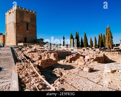 Turm der Ehrerbietung des Alcázar. Castillo de Alcalá la Real, oder Fortaleza de La Mota, ist ein Schloss in Alcala la Real. Es ist ein defensives Gehege, es da Stockfoto