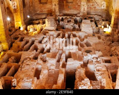 Archäologische Stätte im Kirchenschiff der Abteikirche. Die Hauptabtei Kirche der Festung von La Mota - Fortaleza de La Mota, Castillo de Alcalá la Re Stockfoto