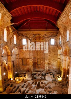 Archäologische Stätte im Kirchenschiff der Abteikirche. Die Hauptabtei Kirche der Festung von La Mota - Fortaleza de La Mota, Castillo de Alcalá la Re Stockfoto