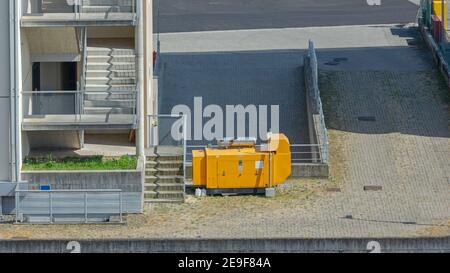 Gelber Elektrischer Generator Hinter Dem Bürogebäude Stockfoto