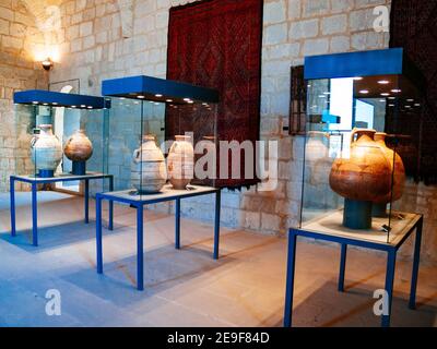 Museum im Gehege, die Objekte in den Ausgrabungen gefunden präsentiert. La Mota Festung, islamischen Ursprungs, auf dem Hügel mit dem gleichen Namen. Alcal Stockfoto