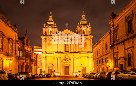 St. Peter und St. Paul Kathedrale, St. Paul's Square in Mdina bei Nacht, im Zentrum der Insel Malta Stockfoto