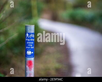 Fahrradweg Zeichen UK - Ding Ding Bitte klingeln Sie Ihre Glocke Zeichen auf einer gemeinsamen Nutzung Fußgänger & Radweg. Sustrans Land Radweg Ring Glockenschild. Stockfoto