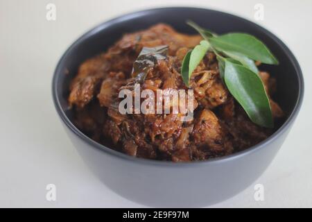 Trockene Soße Hähnchenbraten in Kerala-Stil mit Cocunut zubereitet Öl und Cocunut schneiden Stücke Stockfoto