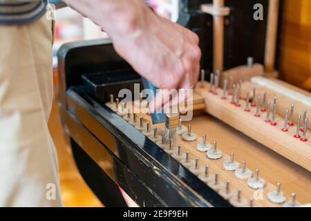 Ein altes Klavier aufsetzen. Der Meister repariert ein altes Klavier. Tiefes Reinigen des Klaviers. Hände von professionellen Arbeiter Reparatur und Tuning eines alten Klaviers Stockfoto