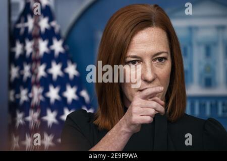 Washington, Usa. Februar 2021, 04th. Jen Psaki, die Pressesprecherin des Weißen Hauses, hält am Donnerstag, den 4. Februar 2021, ihre tägliche Pressekonferenz im Weißen Haus in Washington, DC. Foto von Jim Lo Scalzo/UPI Kredit: UPI/Alamy Live Nachrichten Stockfoto