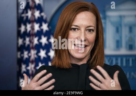 Washington, Usa. Februar 2021, 04th. Jen Psaki, die Pressesprecherin des Weißen Hauses, hält am Donnerstag, den 4. Februar 2021, ihre tägliche Pressekonferenz im Weißen Haus in Washington, DC. Foto von Jim Lo Scalzo/UPI Kredit: UPI/Alamy Live Nachrichten Stockfoto